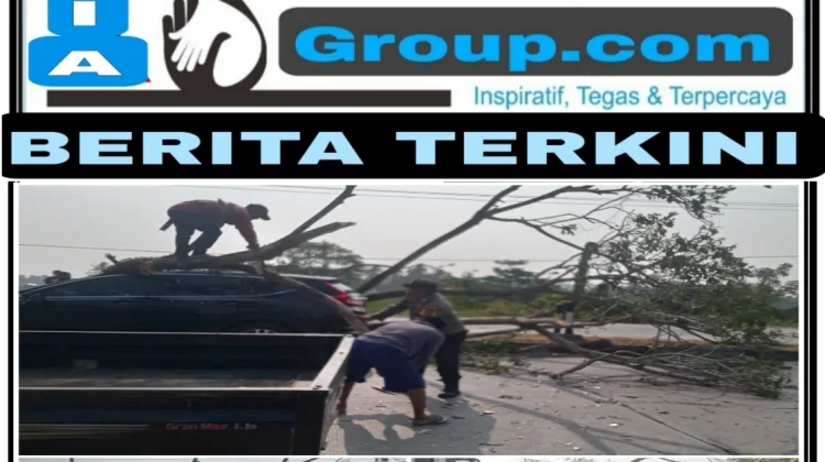 Respon Cepat Polsek Soppeng Riaja, Bhabinkamtibmas Bersama Warga, Bantu Pengendara, Korban Pohon Tumbang Yang Timpa Mobil Di Barru